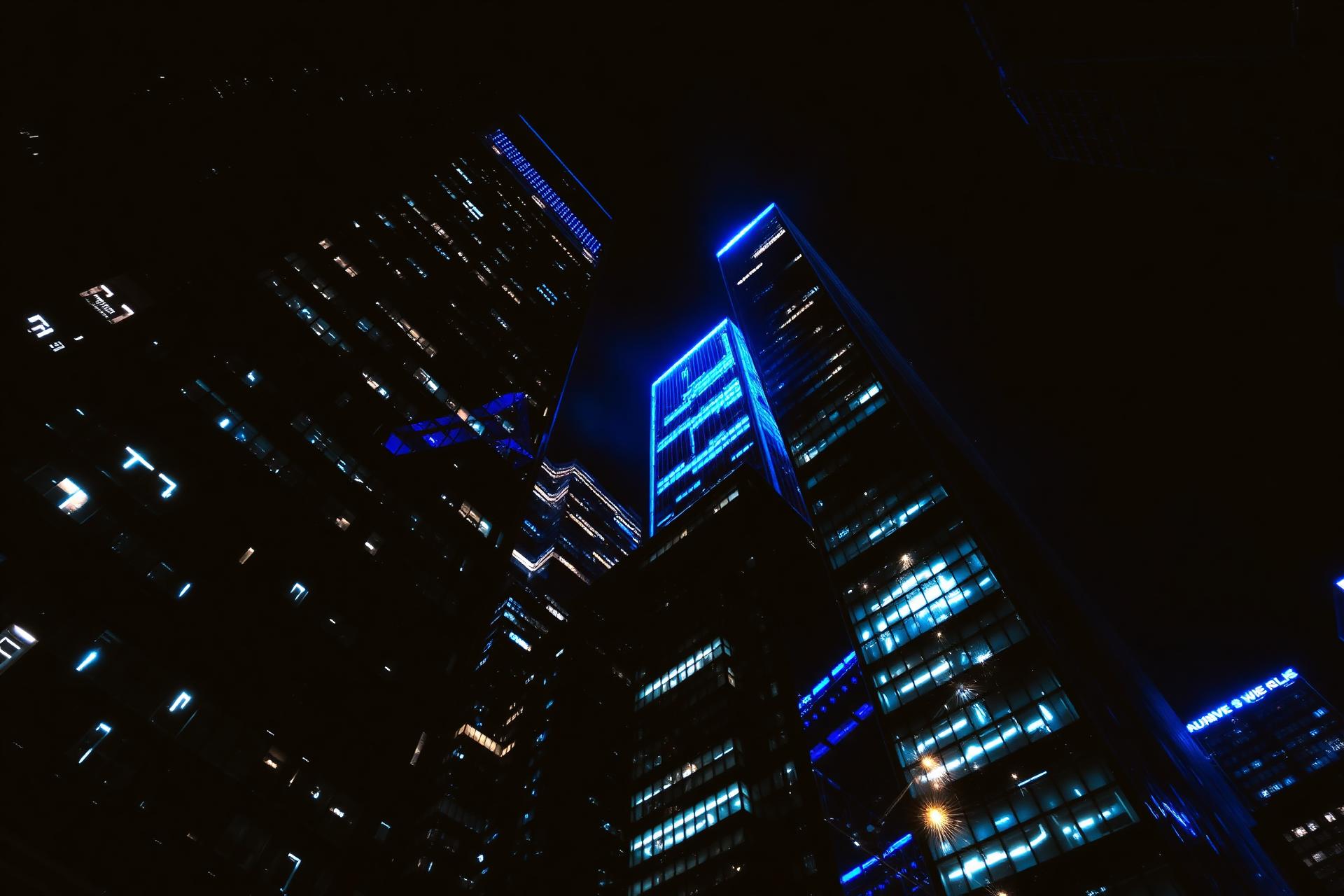 Skyline de prédios corporativos à noite com iluminação azul